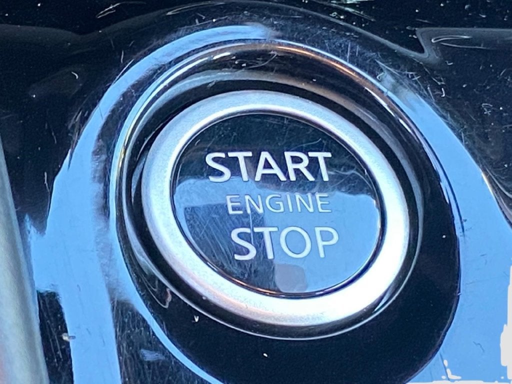 2024 Nissan Versa 1.6 SV w/Apple CarPlay