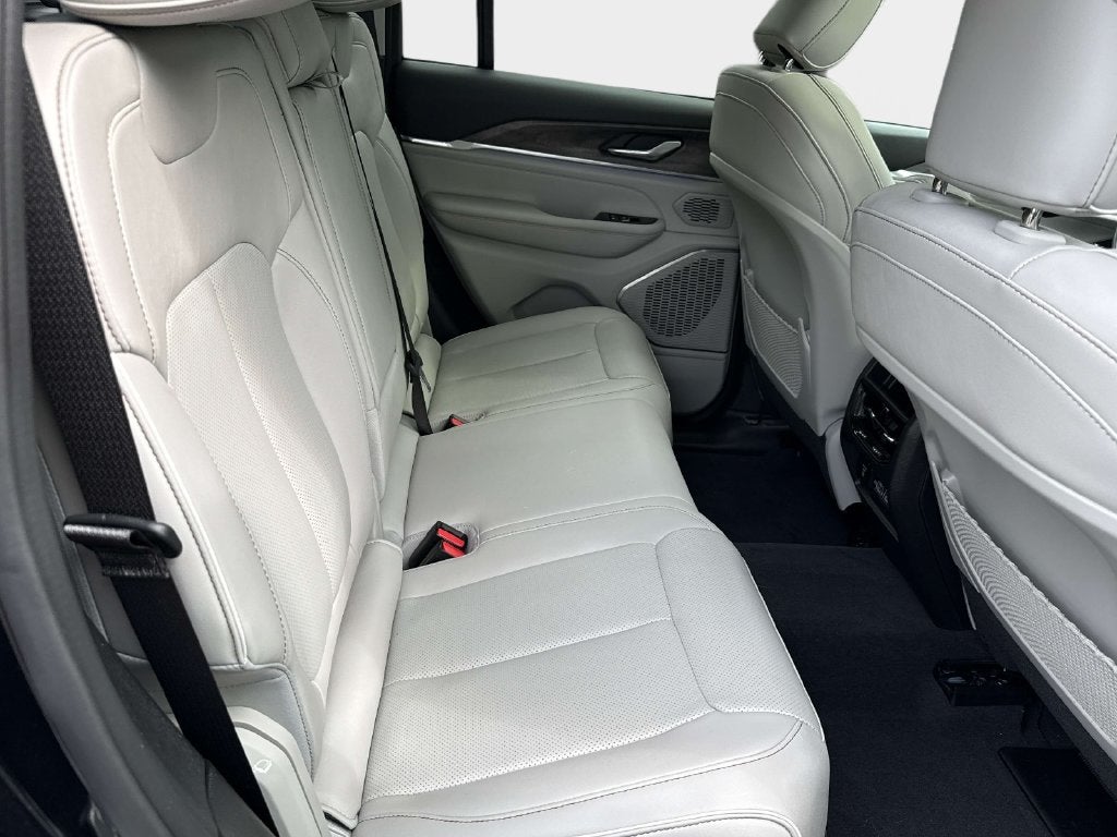 2023 Jeep Grand Cherokee Overland 4x2