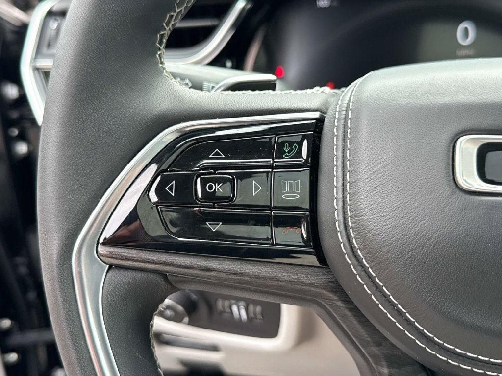 2023 Jeep Grand Cherokee Overland 4x2