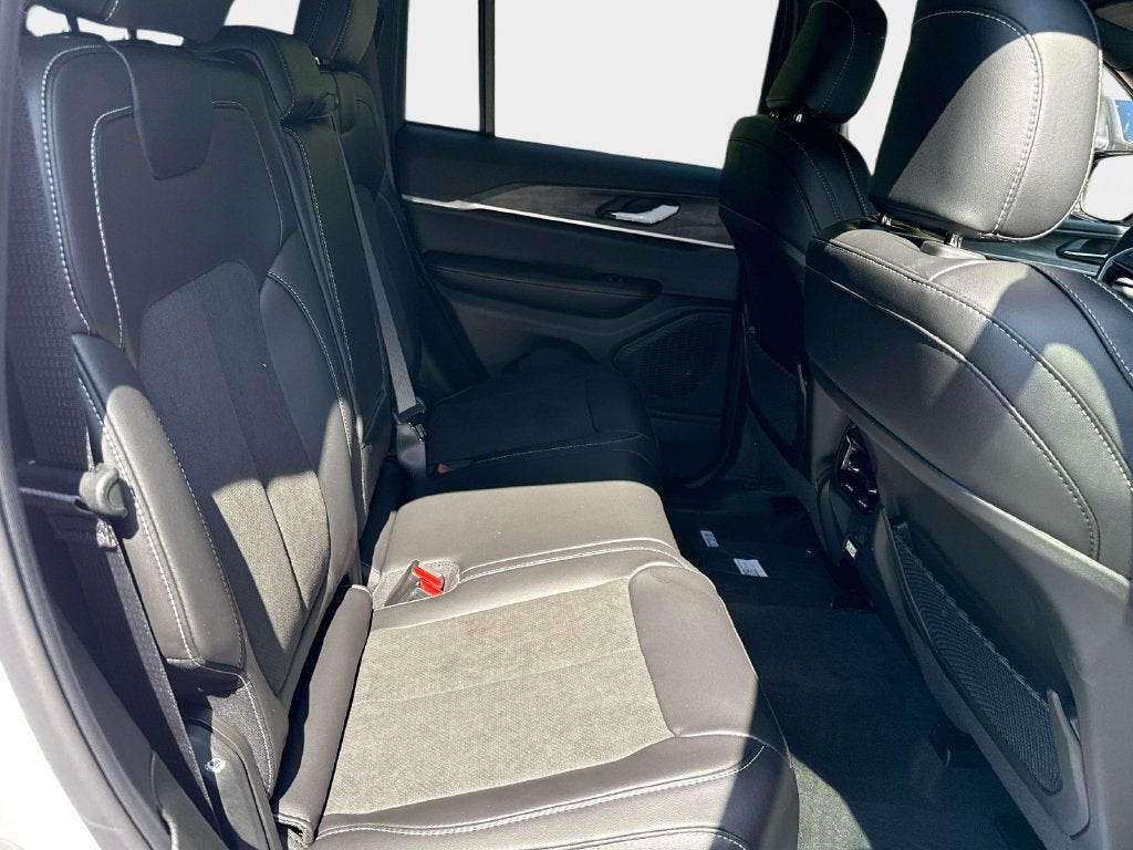 2027 Jeep Grand Cherokee GRAND CHEROKEE LAREDO ALTITUDE 4X4