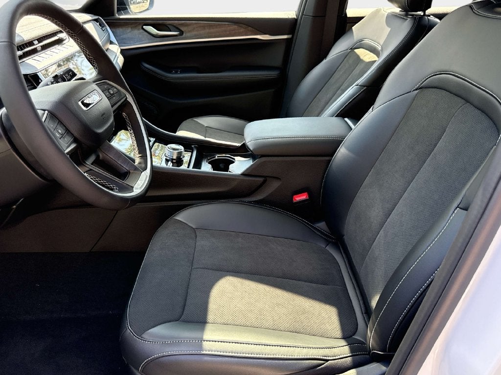 2027 Jeep Grand Cherokee GRAND CHEROKEE LAREDO ALTITUDE 4X4