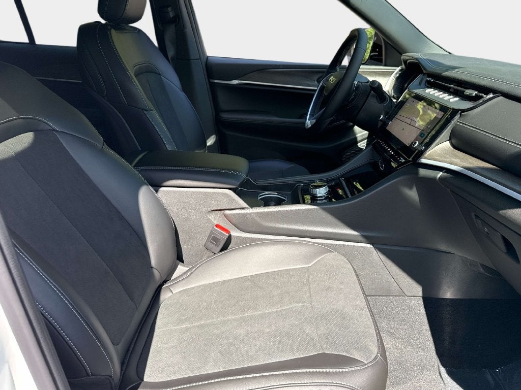2027 Jeep Grand Cherokee GRAND CHEROKEE LAREDO ALTITUDE 4X4