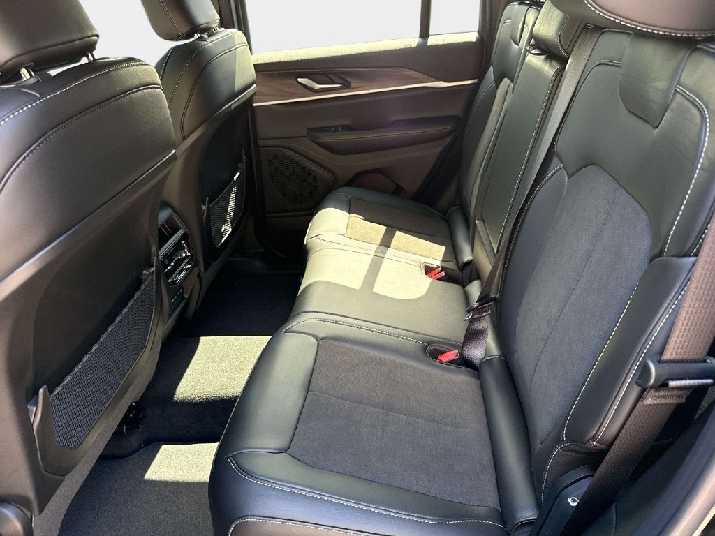 2027 Jeep Grand Cherokee GRAND CHEROKEE LAREDO ALTITUDE 4X4