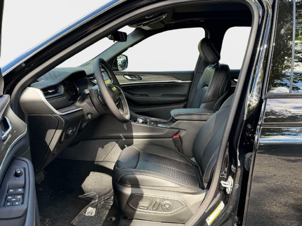 2027 Jeep Grand Cherokee GRAND CHEROKEE LIMITED RESERVE 4X4