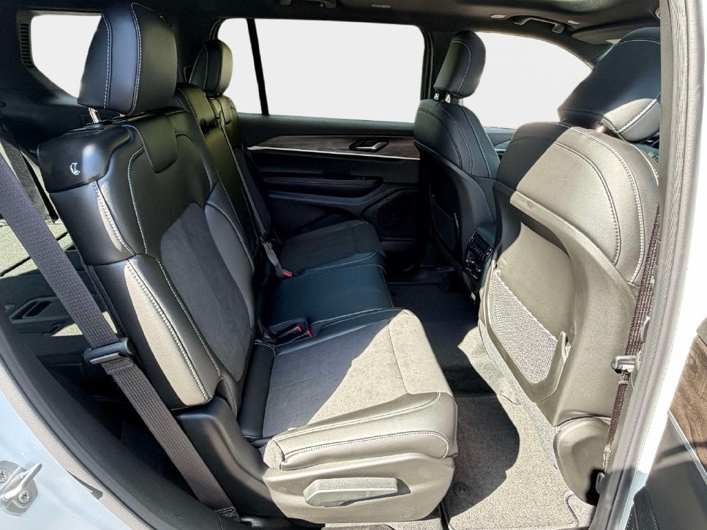 2027 Jeep Grand Cherokee GRAND CHEROKEE L LAREDO ALTITUDE 4X4
