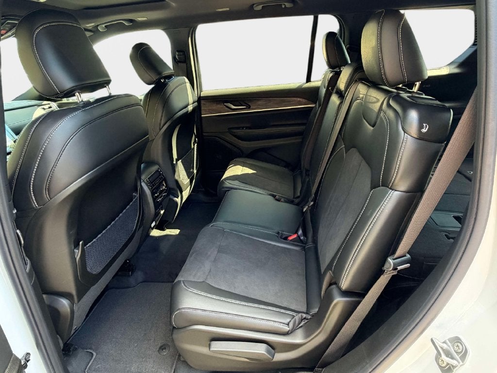 2027 Jeep Grand Cherokee GRAND CHEROKEE L LAREDO ALTITUDE 4X4