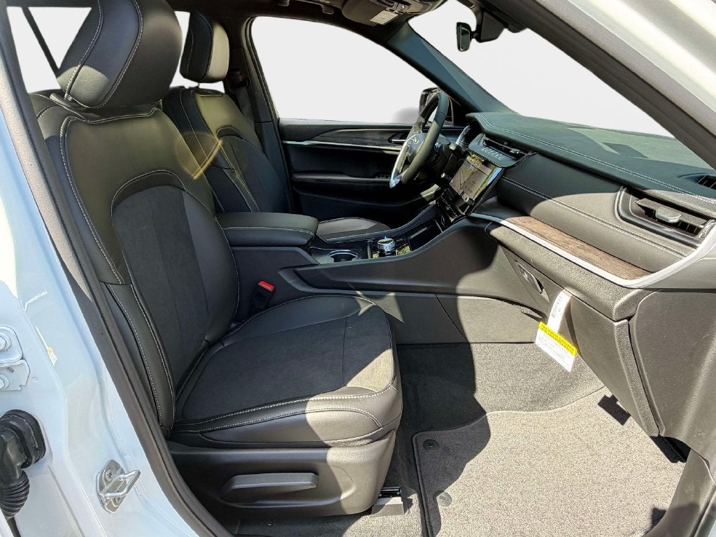 2027 Jeep Grand Cherokee GRAND CHEROKEE L LAREDO ALTITUDE 4X4