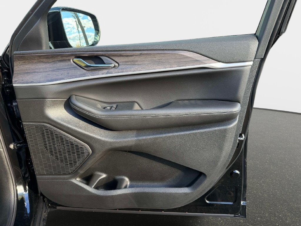 2027 Jeep Grand Cherokee GRAND CHEROKEE L LAREDO ALTITUDE 4X4