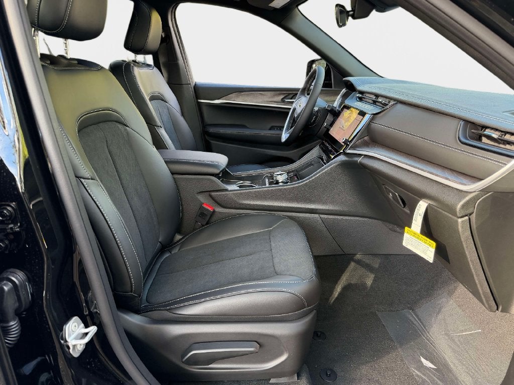 2027 Jeep Grand Cherokee GRAND CHEROKEE L LAREDO ALTITUDE 4X4