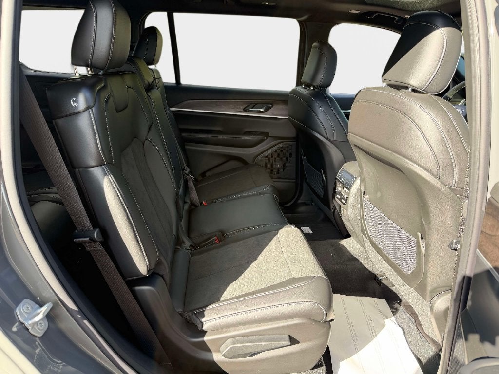 2027 Jeep Grand Cherokee GRAND CHEROKEE L LAREDO ALTITUDE 4X4
