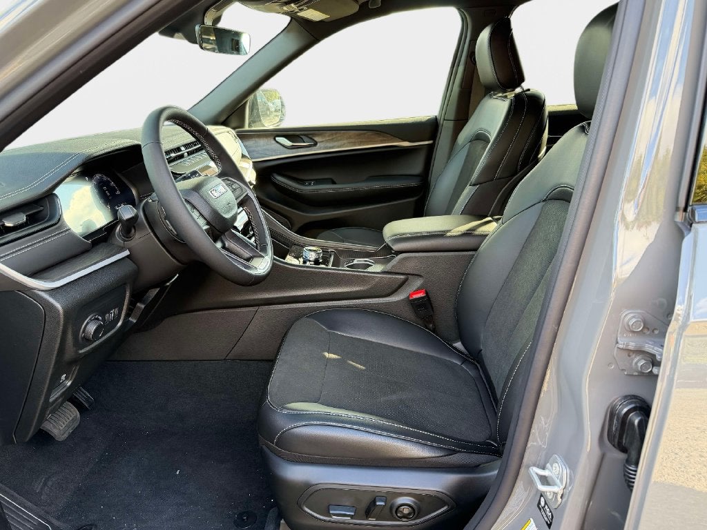 2027 Jeep Grand Cherokee GRAND CHEROKEE L LAREDO ALTITUDE 4X4