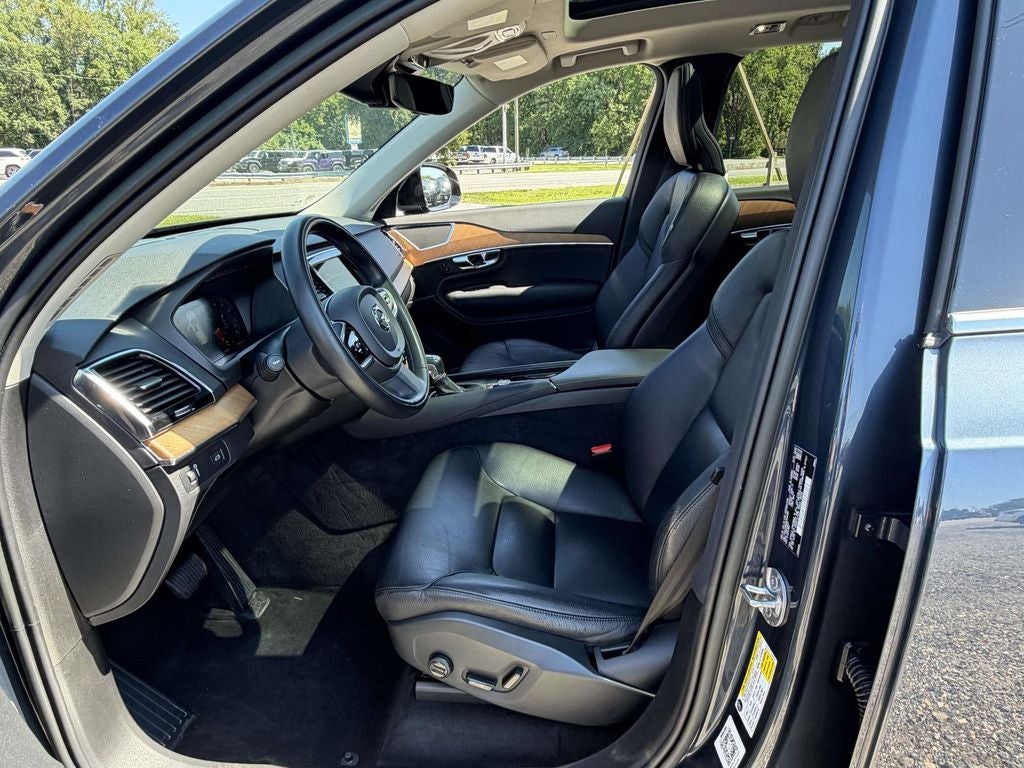 2022 Volvo XC90 T6 Momentum 7 Passenger