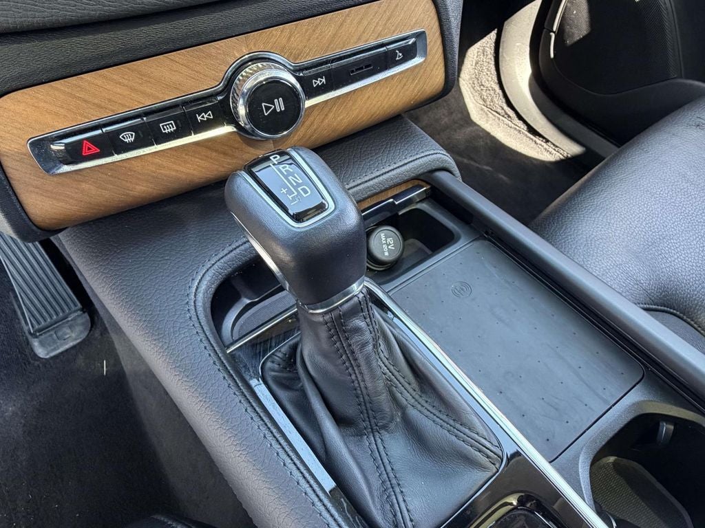 2022 Volvo XC90 T6 Momentum 7 Passenger