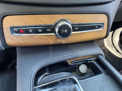 2022 Volvo XC90 T6 Momentum 7 Passenger