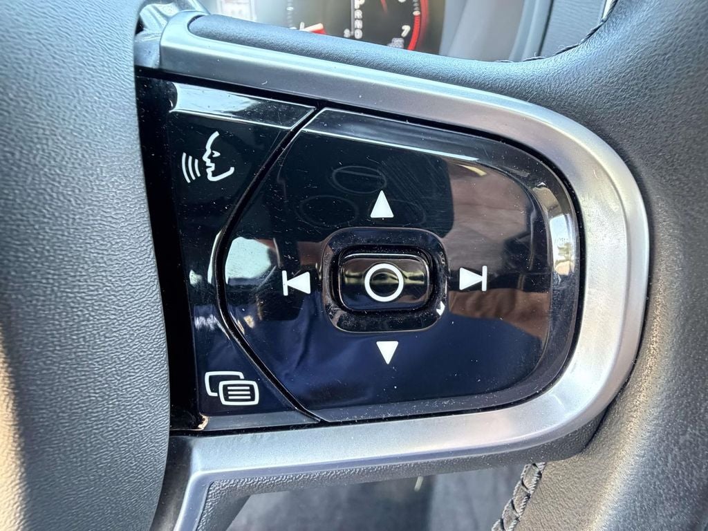 2022 Volvo XC90 T6 Momentum 7 Passenger