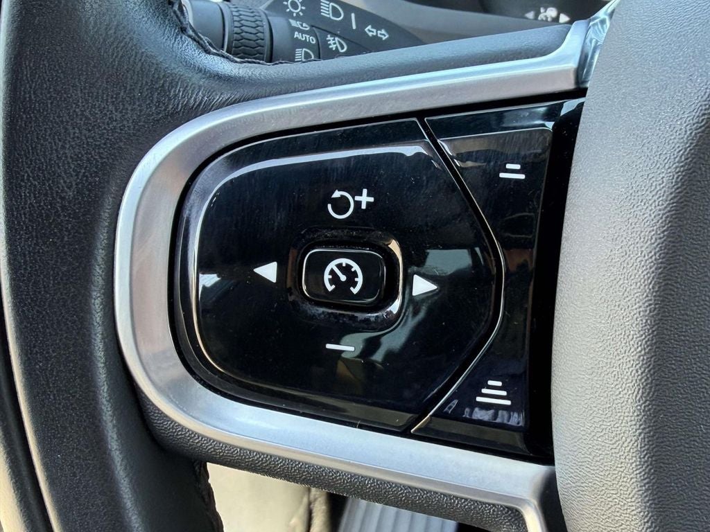 2022 Volvo XC90 T6 Momentum 7 Passenger