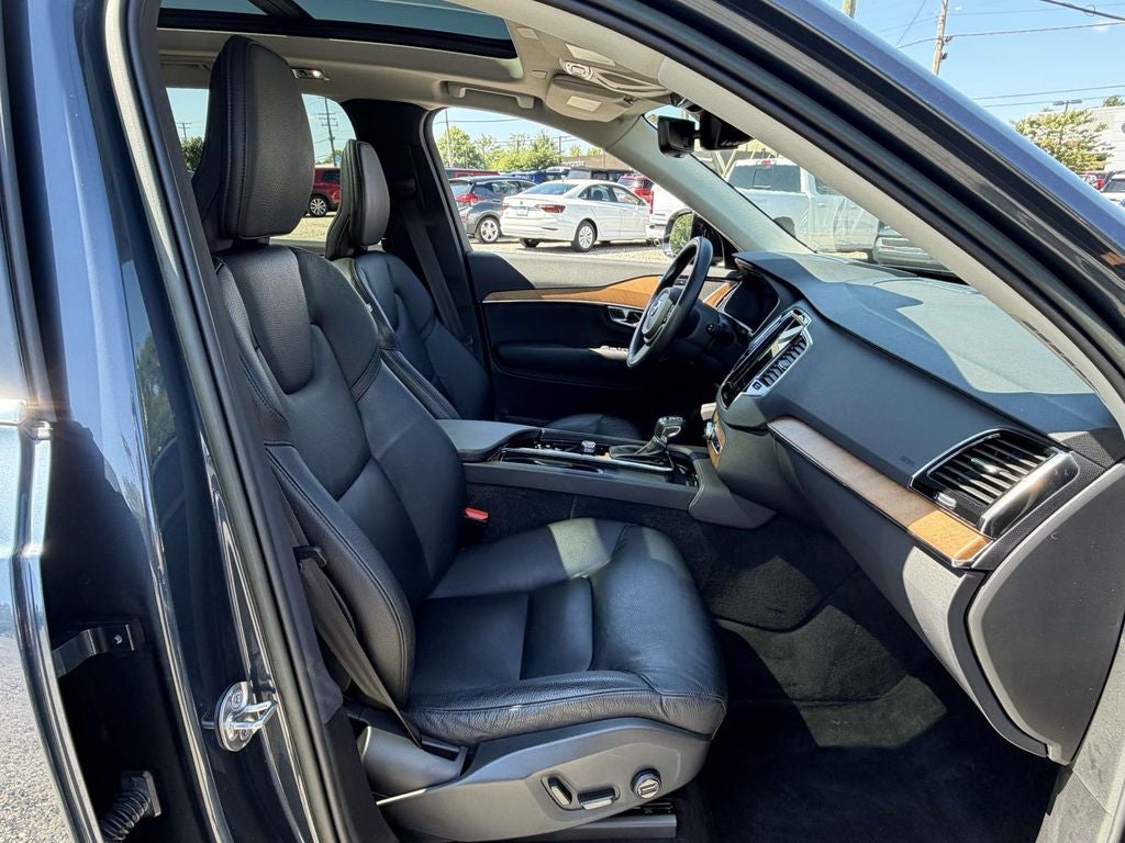 2022 Volvo XC90 T6 Momentum 7 Passenger